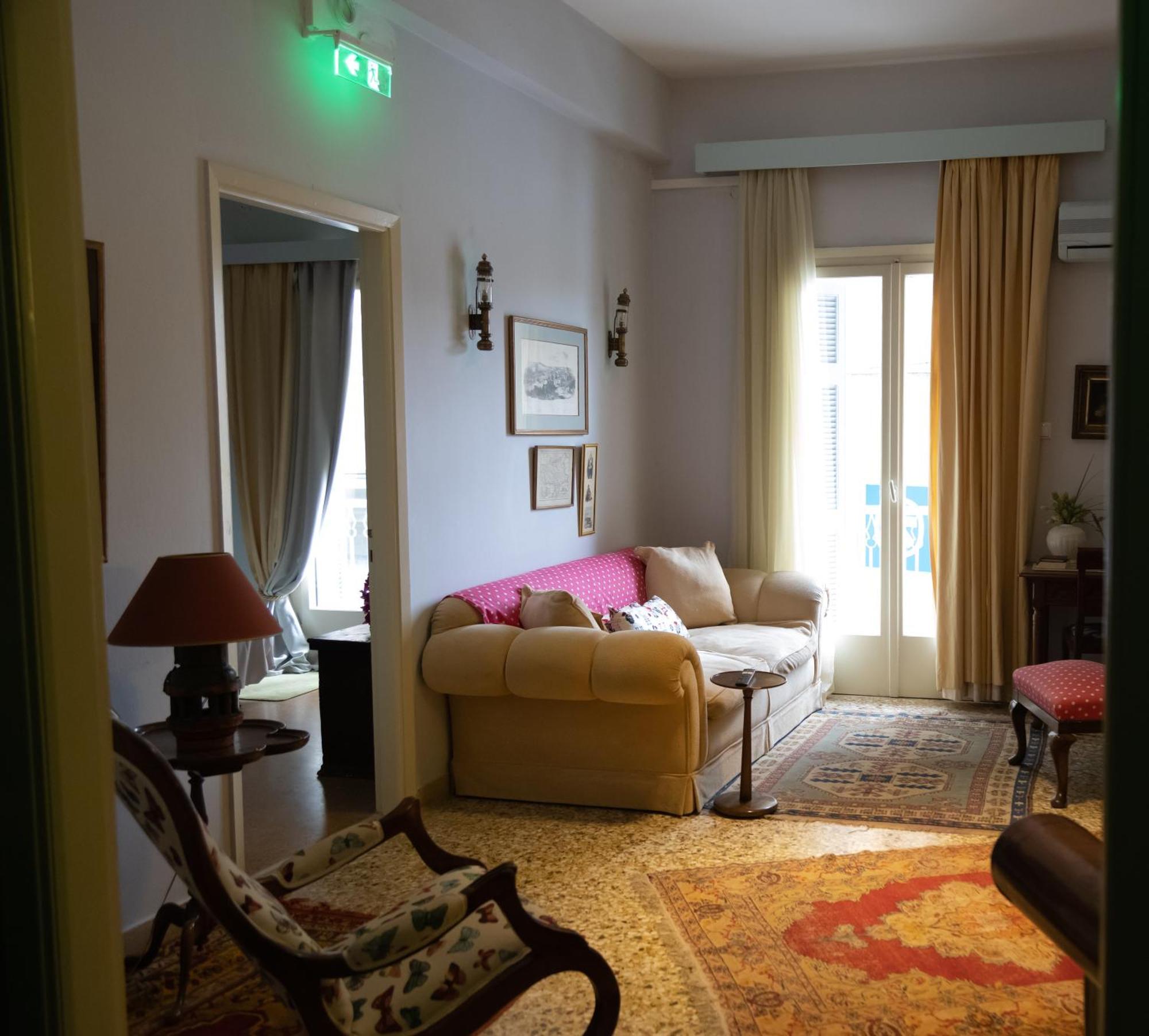Marina's Bright Getaway - Center House Apartament
